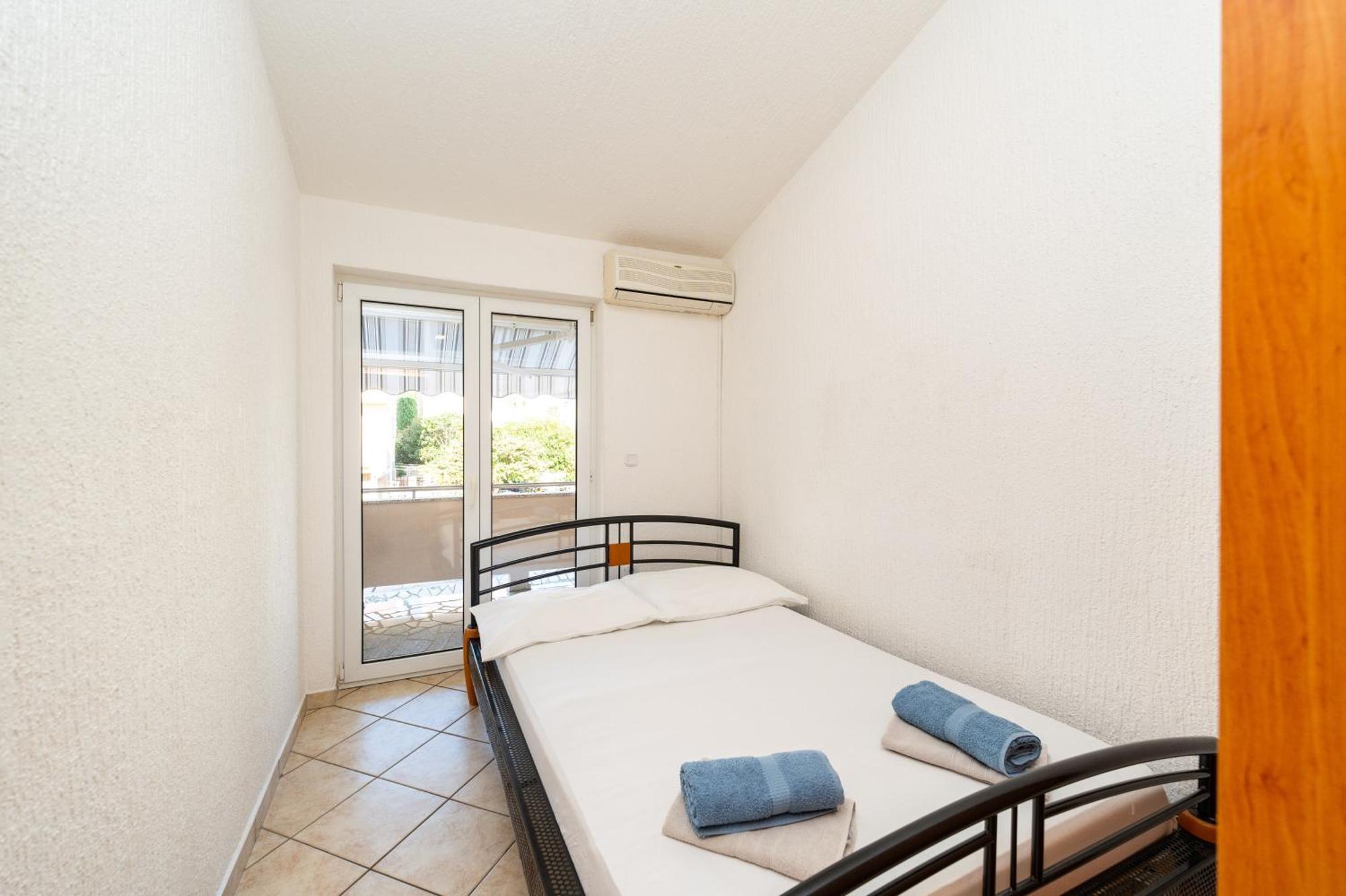 Apartments Cvetka Новаля Екстериор снимка