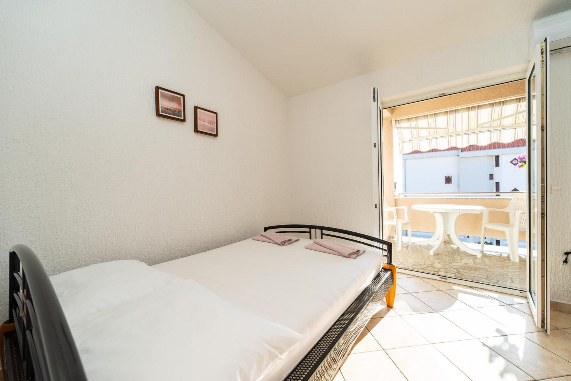 Apartments Cvetka Новаля Екстериор снимка