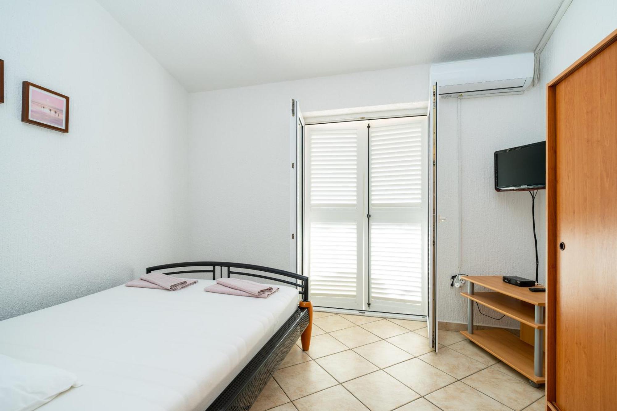 Apartments Cvetka Новаля Екстериор снимка