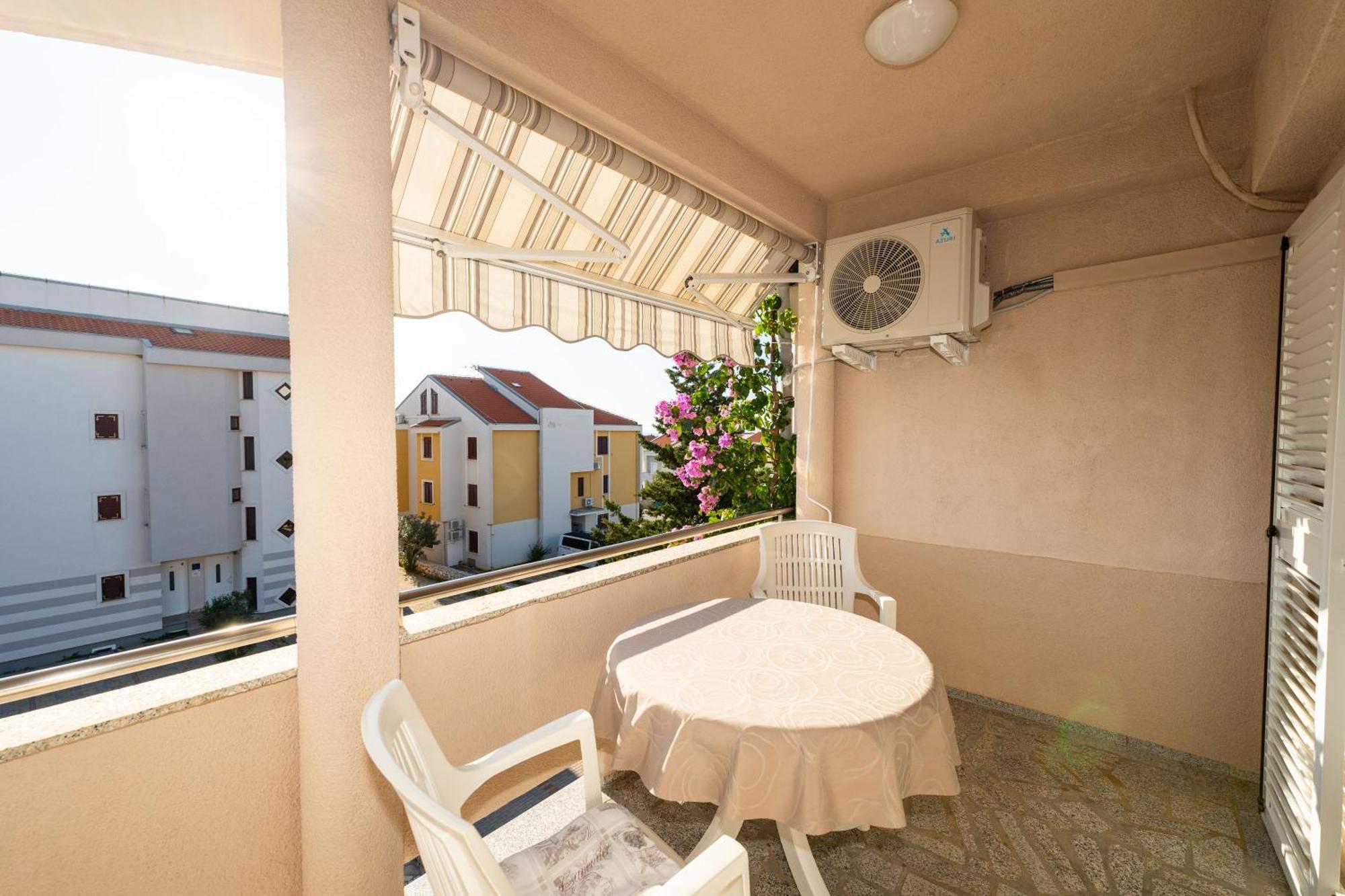 Apartments Cvetka Новаля Екстериор снимка